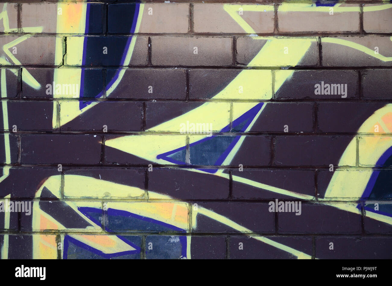 Il vecchio muro dipinto in colore disegno graffiti red vernici spray. Immagine di sfondo sul tema di disegno di graffiti e arte di strada Foto Stock