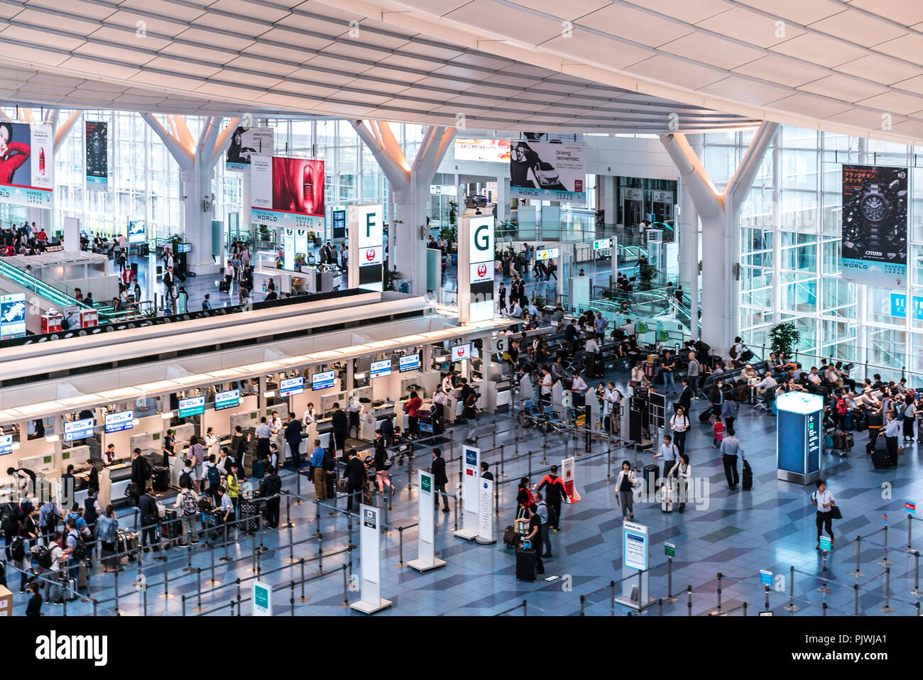 TOKYO, Giappone - 20 giugno 2018: una parte di Haneda aeroporto internazionale che vende tutti i tipi di Japa Foto Stock