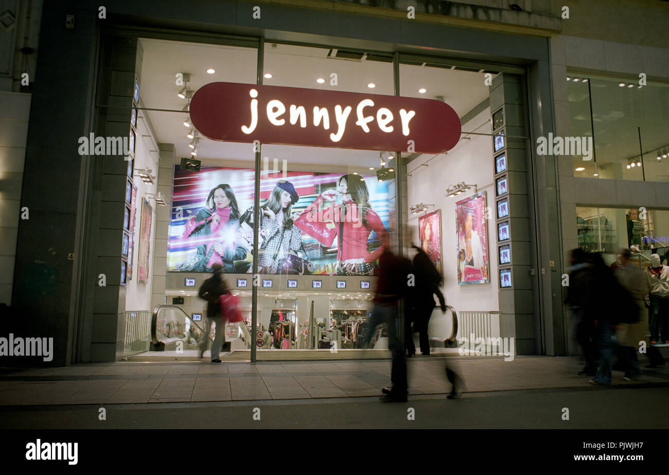 Vetrina della Jennyfer negozio di abbigliamento in rue Neuve, Bruxelles  (Belgio, 15/11/2004 Foto stock - Alamy