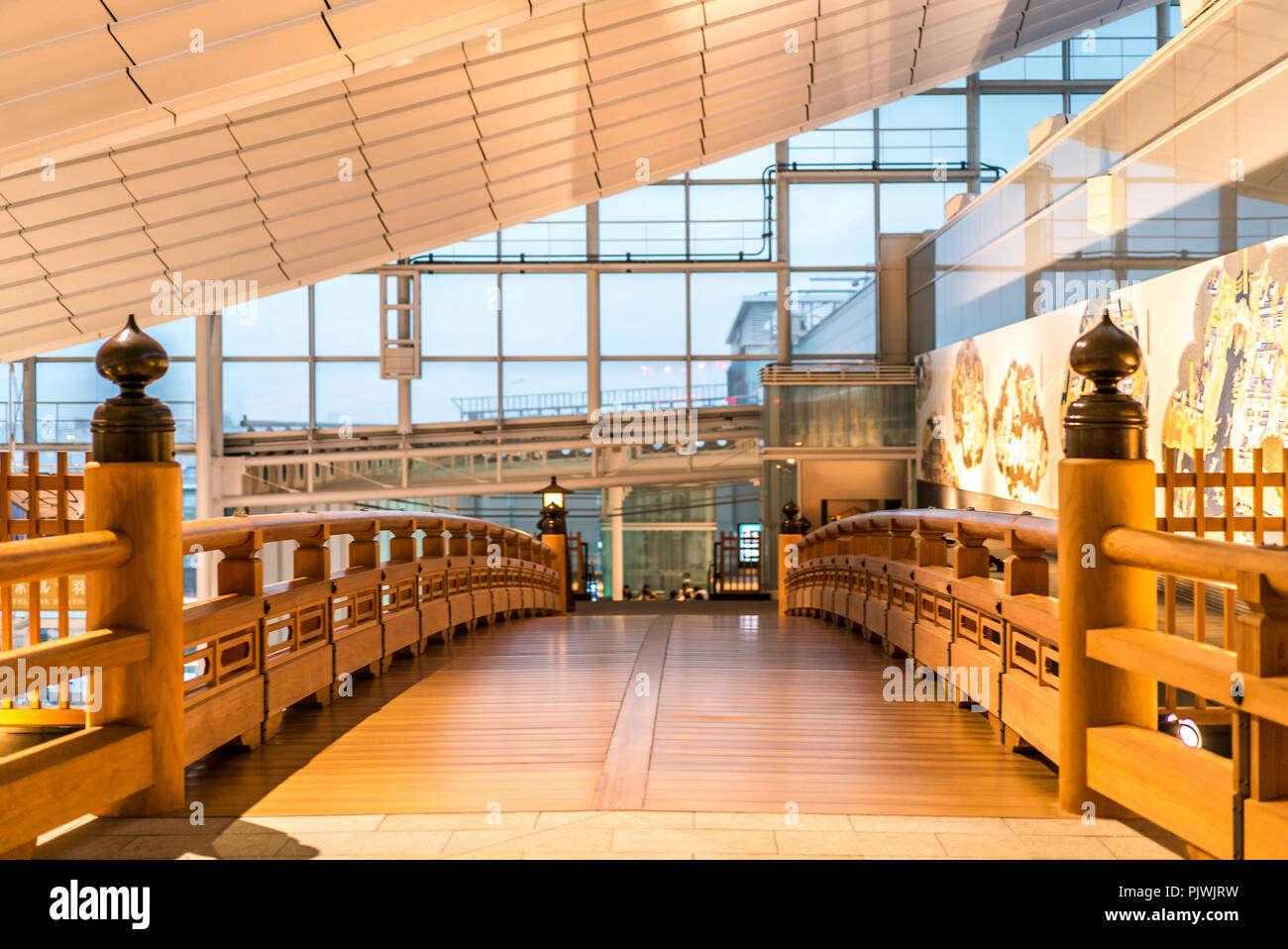 TOKYO, Giappone - 20 giugno 2018: una parte di Haneda aeroporto internazionale che vende tutti i tipi di Japa Foto Stock