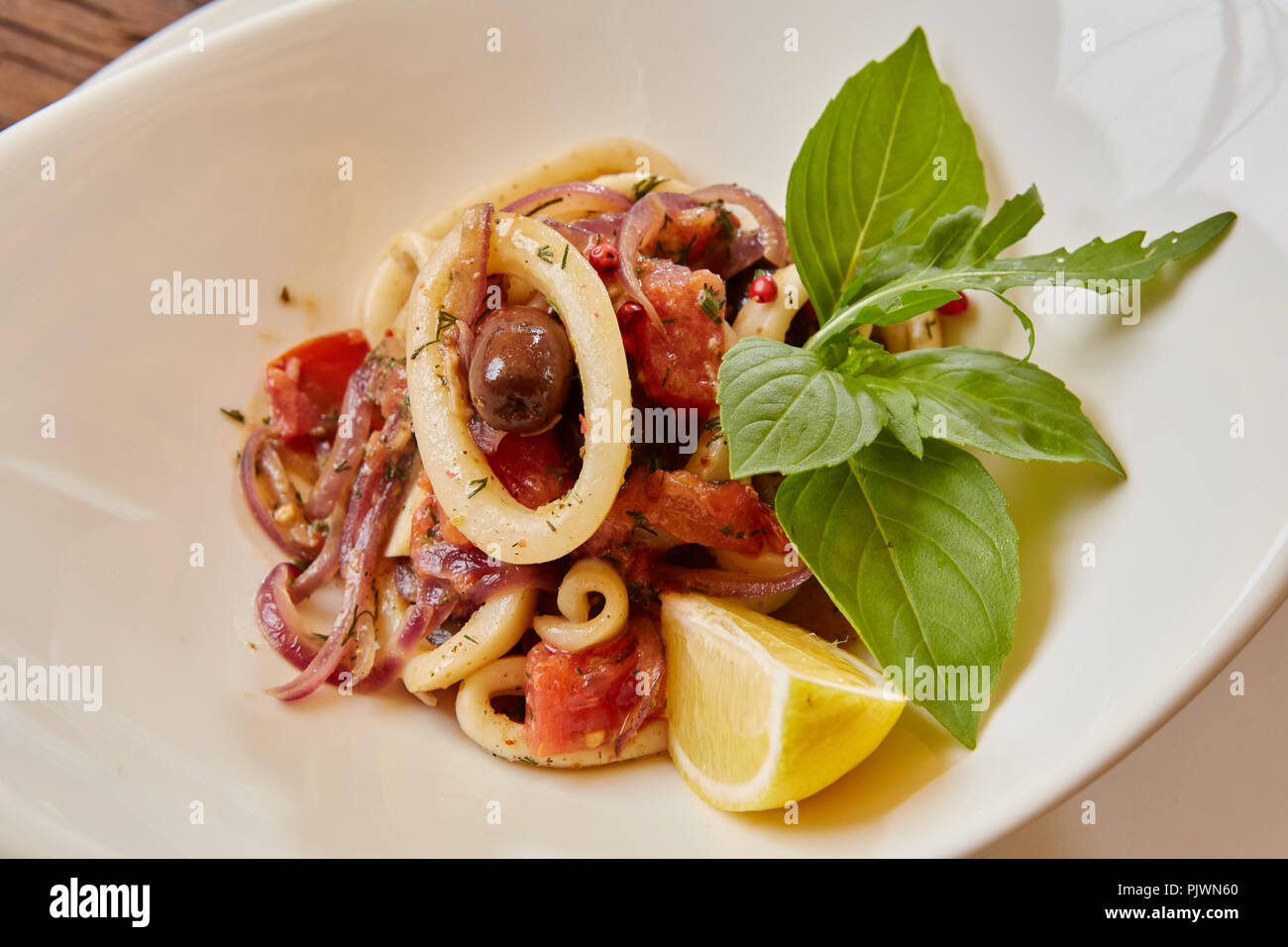 Insalata Di Pesce Con Gamberi E Anelli Di Totano Foto Stock Alamy