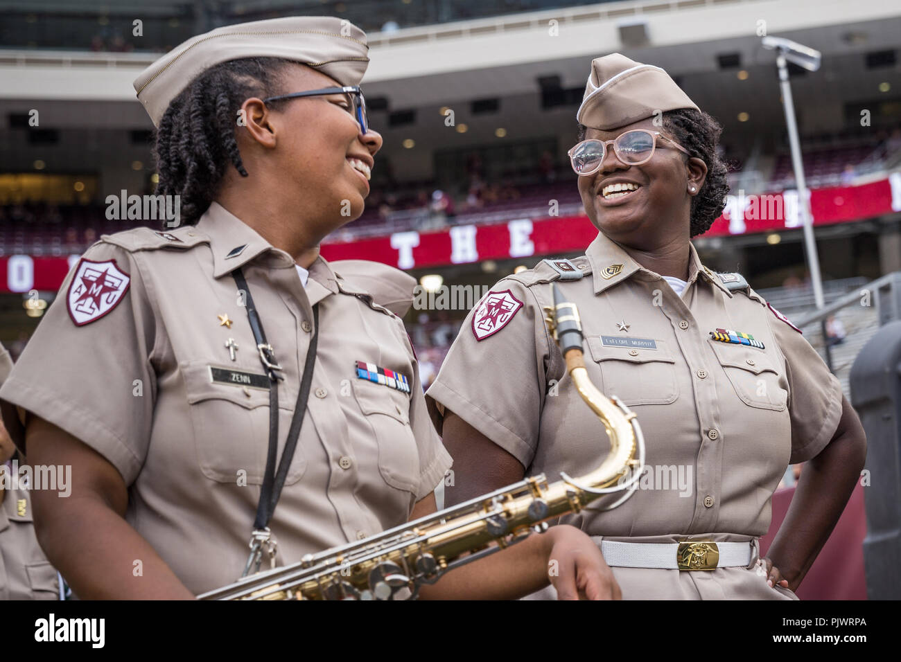 College Station, Texas, Stati Uniti d'America. 8 Sep, 2018. Membri della Fightin' Texas Aggie Band condividere risate prima di NCAA Football gioco tra la Clemson Tigers e Texas A&M Aggies a Kyle Campo in College Station, Texas. Prentice C. James/CSM/Alamy Live News Foto Stock