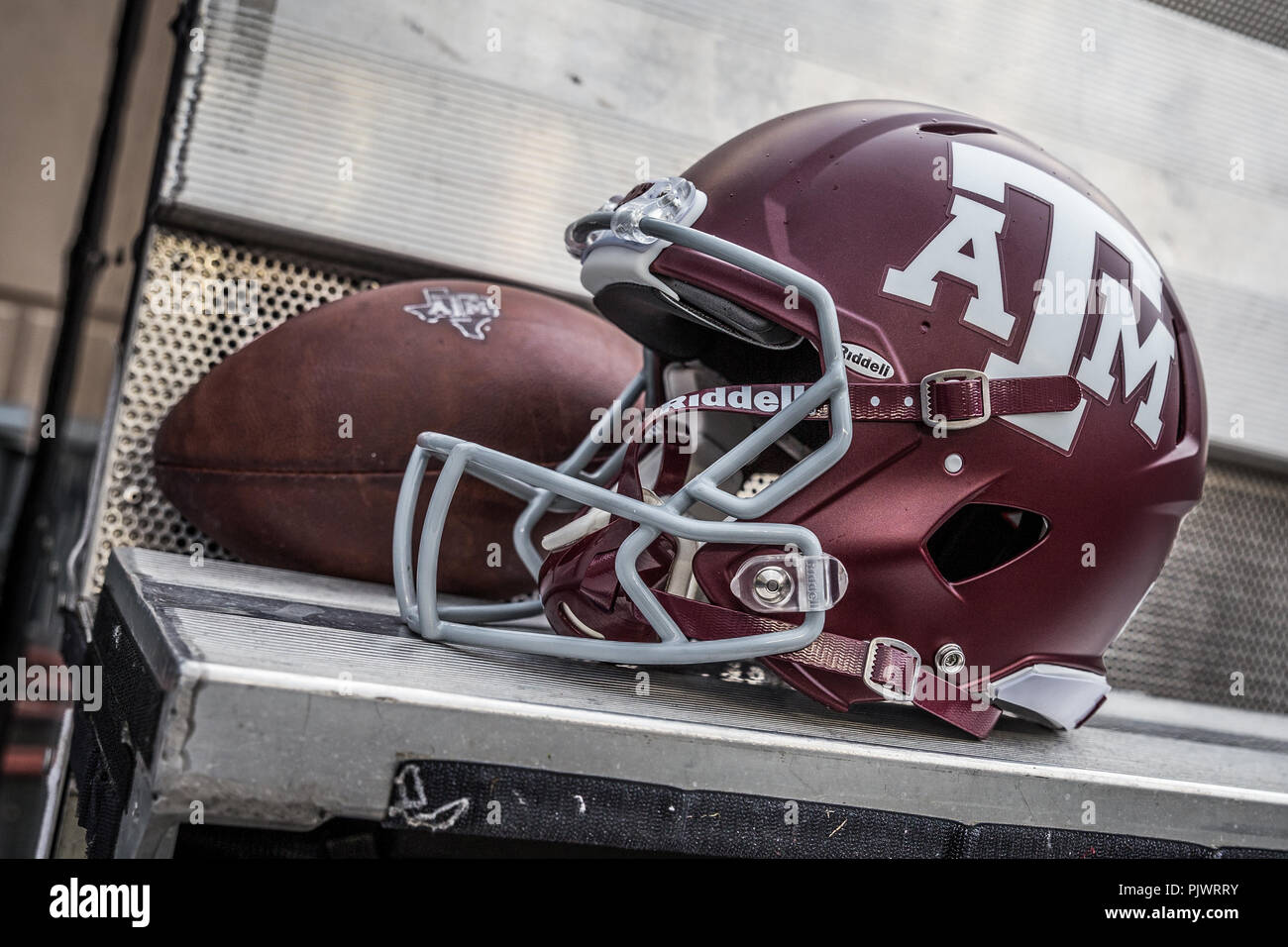 College Station, Texas, Stati Uniti d'America. 8 Sep, 2018. Un Texas A&M Aggies casco poggia sull'emarginare prima della NCAA Football gioco tra la Clemson Tigers e Texas A&M Aggies a Kyle Campo in College Station, Texas. Prentice C. James/CSM/Alamy Live News Foto Stock