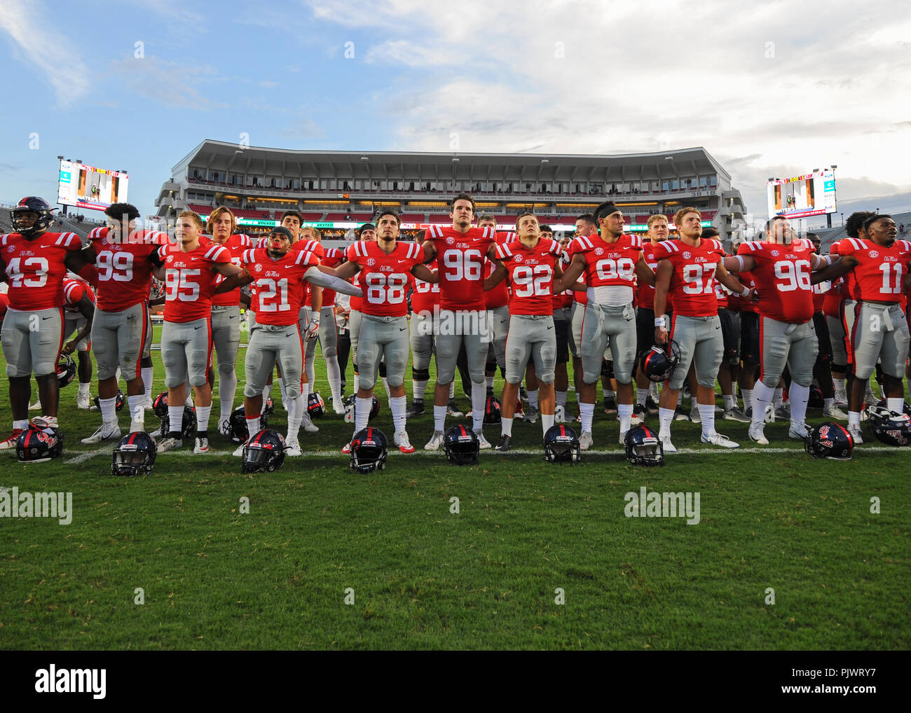 Oxford, MS, STATI UNITI D'AMERICA. 08 Sep, 2018. Ole Miss ribelli ai membri del team di celebrare una vittoria su SIU a Vaught- Hemingway Stadium di Oxford, MS. Ole Miss sconfitto SIU, 76-41. Kevin Langley/CSM/Alamy Live News Foto Stock
