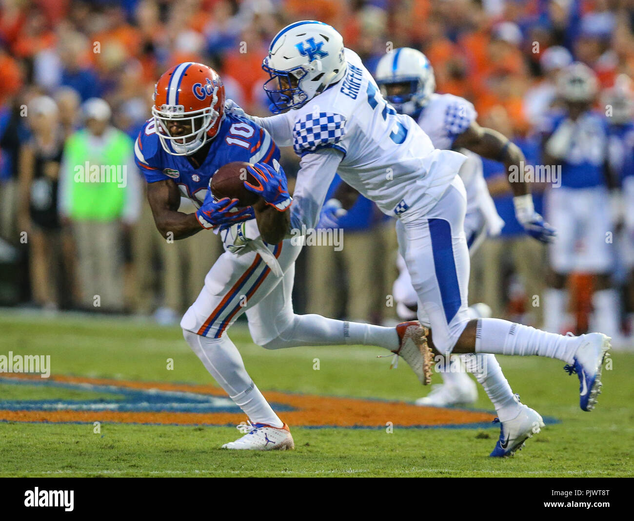 Florida, Stati Uniti d'America. 8 settembre 2018. Florida Gators wide receiver Josh Hammond (10) Si ritiene che le catture di un pass difeso da Kentucky Wildcats Giordano sicurezza Griffin (3) durante la prima metà del NCAA Football azione presso la University of Florida. (Gary Lloyd McCullough/Cal Sport Media) Credito: Cal Sport Media/Alamy Live News Foto Stock