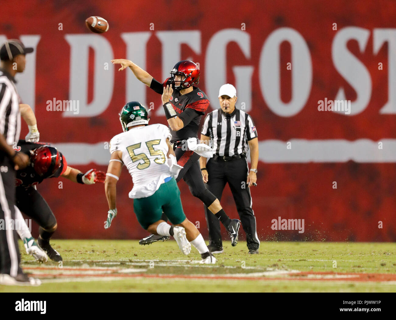 San Diego, California, Stati Uniti d'America. 8 Sep, 2018. San Diego State Aztecs quarterback Ryan Agnew (9) va in ritardo nel secondo trimestre contro lo stato di Sacramento calabroni a SDCCU Stadium di San Diego, California. Michael Cazares/Cal Sport Media. Credito: csm/Alamy Live News Foto Stock