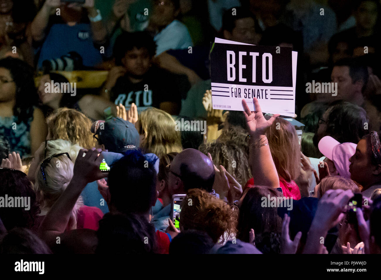 Beto O'Rourke sostenitrice dell'detiene il segno Beto per il Senato in una politica dei Rally in Houston Credit: michelmond/Alamy Live News Foto Stock