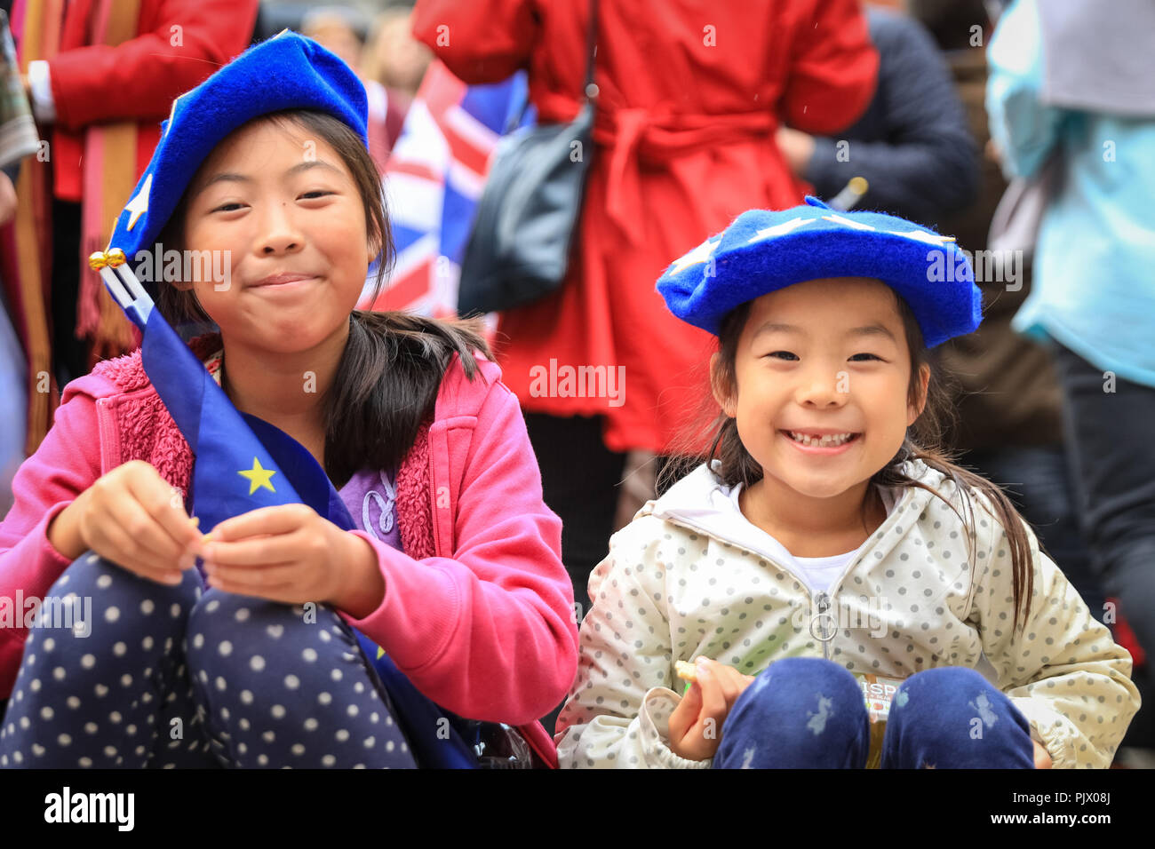 Londra, Regno Unito. , 8 settembre 2018. Due giovani ragazze, andare al prom con la loro famiglia, con UE berretti e bandiere. Londra, Regno Unito. , 8 settembre 2018. Pro-UE manifestanti con Unione europea bandiere fuori mano per un totale di 20.000 bandiere e beret cappelli fuori la Royal Albert Hall e le aree circostanti prima di ultima notte del Prom. Credito: Imageplotter News e sport/Alamy Live News Foto Stock