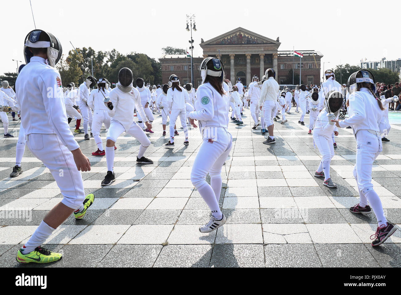 Budapest, Ungheria. . 8 Sep, 2018. Gli schermitori partecipano un flashmob organizzato dall'Ungherese Federazione di scherma per contrassegnare il mondo scherma giornata presso la Piazza degli Eroi in Budapest, Ungheria. Sett. 8, 2018. La manifestazione è stata anche a promuovere l'Ungheria ospita il mondo campionati di scherma su luglio 15-23, 2019. Credito: Attila Volgyi/Xinhua/Alamy Live News Foto Stock