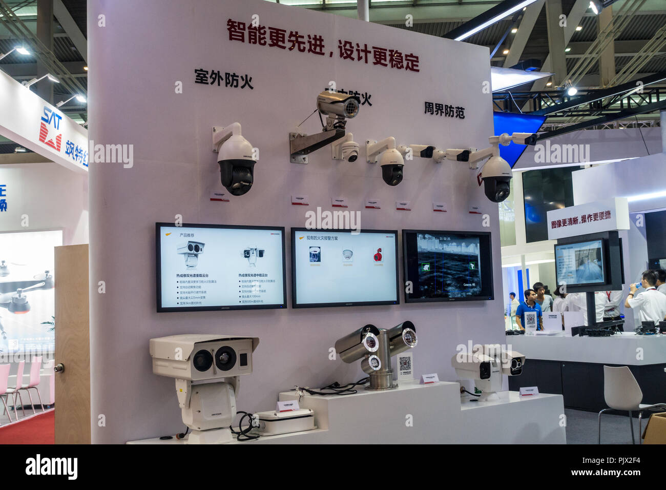 Telecamera di sorveglianza presentano la tecnologia in Cina optoelettronica Expo di Shenzhen, Cina. Foto Stock