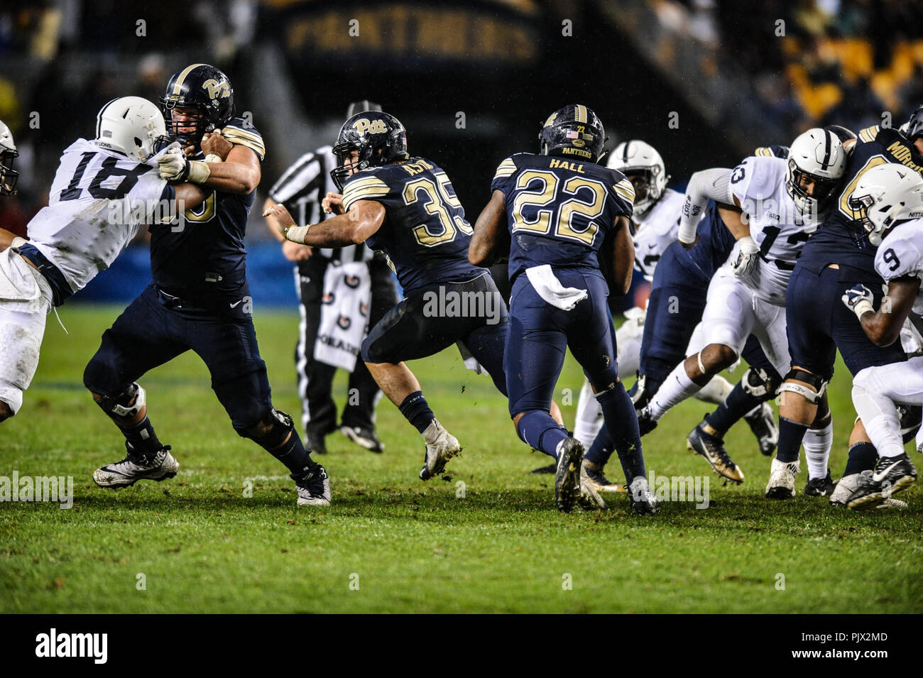 Pittsburgh, PA, Stati Uniti d'America. 8 Sep, 2018. Pitt #22 Renzo Hall durante il Pitt Panthers vs Penn State gioco all'Heinz Field di Pittsburgh, PA. Jason Pohuski/CSM/Alamy Live News Foto Stock