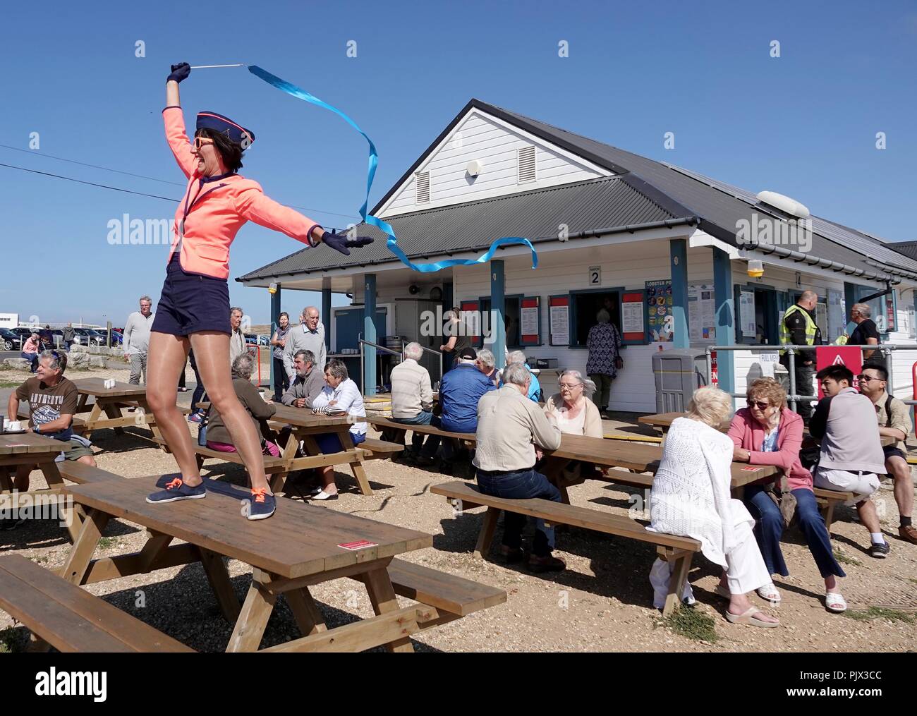 Portland Promettes al Portland Bill, il Portland Promettes uniscono musica, danza, commedia, live art, interazione con il pubblico generale e mostra-off in una collezione di appositamente preparato la coreografia di routine. lato b festeggia i dieci anni nel 2018 e il nostro festival biennale torna a Portland, vetrina per i migliori nell'arte contemporanea, fatte in risposta a questo bellissimo e intrigante e l'isola straordinaria. Credito: Finnbarr Webster/Alamy Live News Foto Stock