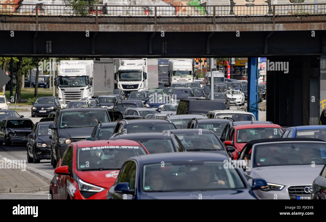 Amburgo, Germania. 09Sep, 2018. 09.09.2018, Amburgo: un lungo il traffico si è formata sull'Billhorner Brückenstraße, la strada di accesso all'autostrada A1. Siti di costruzione ad ostacolare il flusso di traffico in Amburgo e dintorni. Credito: Axel Heimken/dpa/Alamy Live News Foto Stock