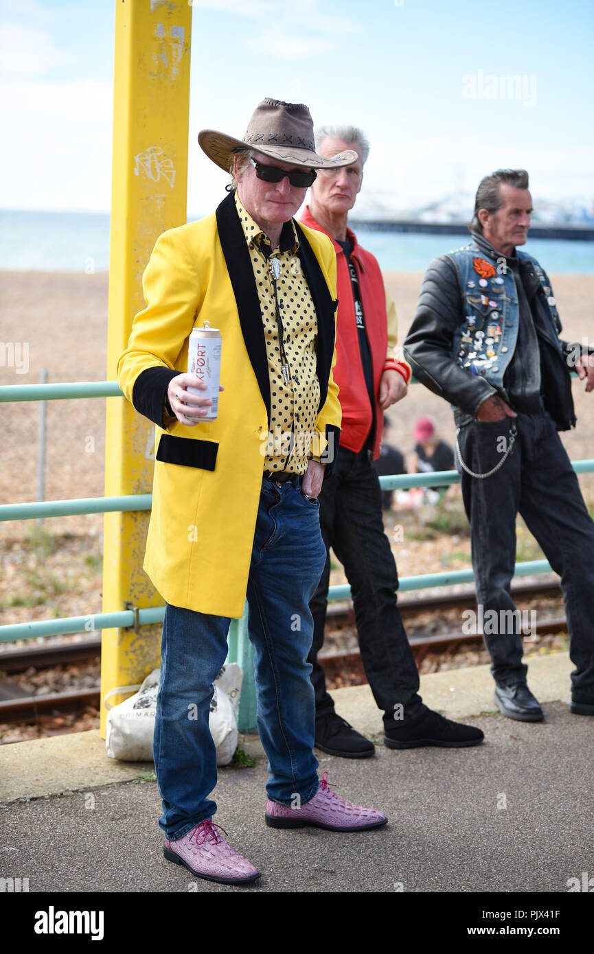 Brighton, Regno Unito. Il 9 settembre 2018. Migliaia di ciclisti e bilancieri godetevi l annuale Ace Cafe Reunion Brighton Burn Up e giro con i bilancieri evento su una calda giornata di sole sulla costa sud . Ogni anno migliaia di ciclisti corsa dall'iconico Ace Cafe a Londra a Madeira Drive sul lungomare di Brighton dove godere di una giornata di musica e nostalgia fotografia scattata da Simon Dack Credito: Simon Dack/Alamy Live News Foto Stock Brighton, Regno Unito. Il 9 settembre 2018. Migliaia di ciclisti e bilancieri godetevi l annuale Ace Cafe Reunion Brighton Burn Up e giro con i bilancieri evento su una calda giornata di sole sulla costa sud . Ogni anno migliaia di ciclisti corsa dall'iconico Ace Cafe a Londra a Madeira Drive sul lungomare di Brighton dove godere di una giornata di musica e nostalgia fotografia scattata da Simon Dack Credito: Simon Dack/Alamy Live News Foto Stock