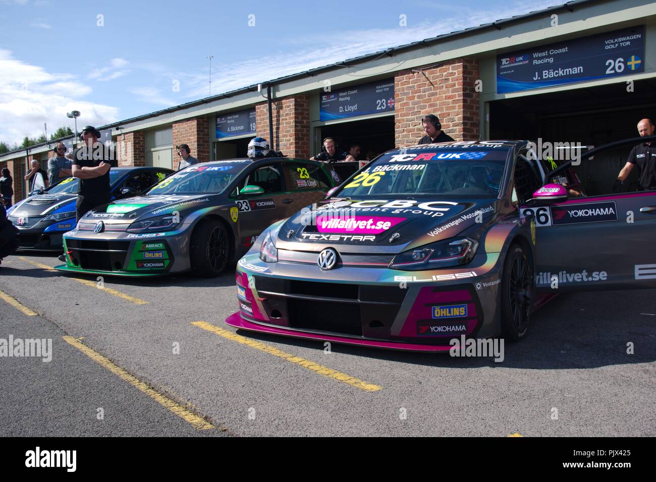 Dalton on Tees, Inghilterra, 9 settembre 2018. Il TCR vetture di WestCoast Racing al di fuori del garage in pit lane prima di round 11 del TCR UK Touring Car Championship sul circuito di Croft. Credito: Colin Edwards/Alamy Live News. Foto Stock