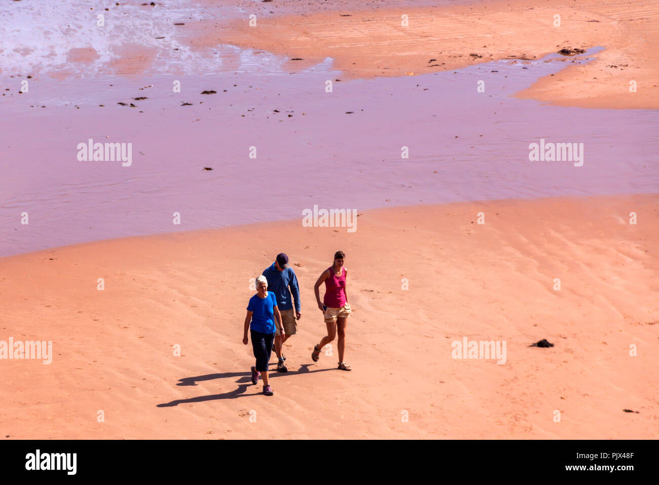 Sidmouth, Devon, 9 Sett 18 persone per godersi la spiaggia a Sidmouth, nel Devon, su un caldo e assolato pomeriggio in settembre. Foto centrale / Alamy Live News Foto Stock