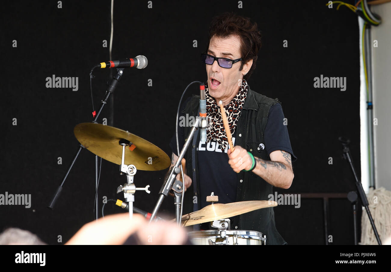 Brighton, Regno Unito. 9 Settembre 2018.Musica da Slim Jim Phantom & Band presso l annuale Ace Cafe Reunion Brighton Burn Up e giro con i bilancieri evento su una calda giornata di sole sulla costa sud . Ogni anno migliaia di ciclisti corsa dall'iconico Ace Cafe a Londra a Madeira Drive sul lungomare di Brighton dove godere di una giornata di musica e nostalgia Credito: Simon Dack/Alamy Live News Foto Stock