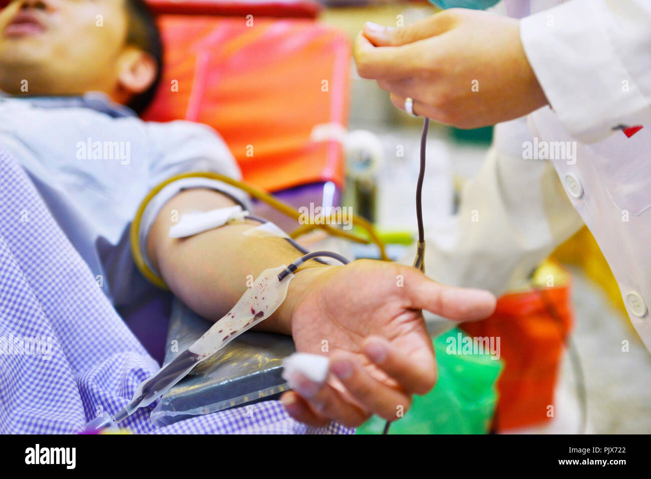 La donazione di sangue, trasfusione di sangue, controllare specificato, il digiuno, la cura della salute in ospedale Foto Stock