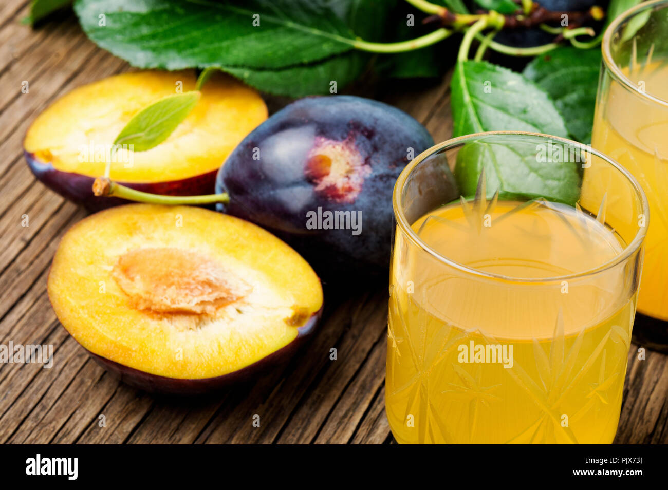Rakia-Balkan forte bevanda alcolica dalla prugna.brandy alla prugna Foto Stock