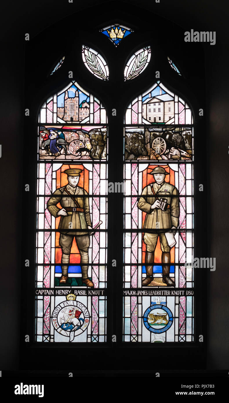 Finestra di vetro colorato di figli di Sir James Knott entro il memorial chapel, Chiesa di San Giacomo e San Basilio, Fenham, Newcastle, Nord Est Inghilterra Foto Stock