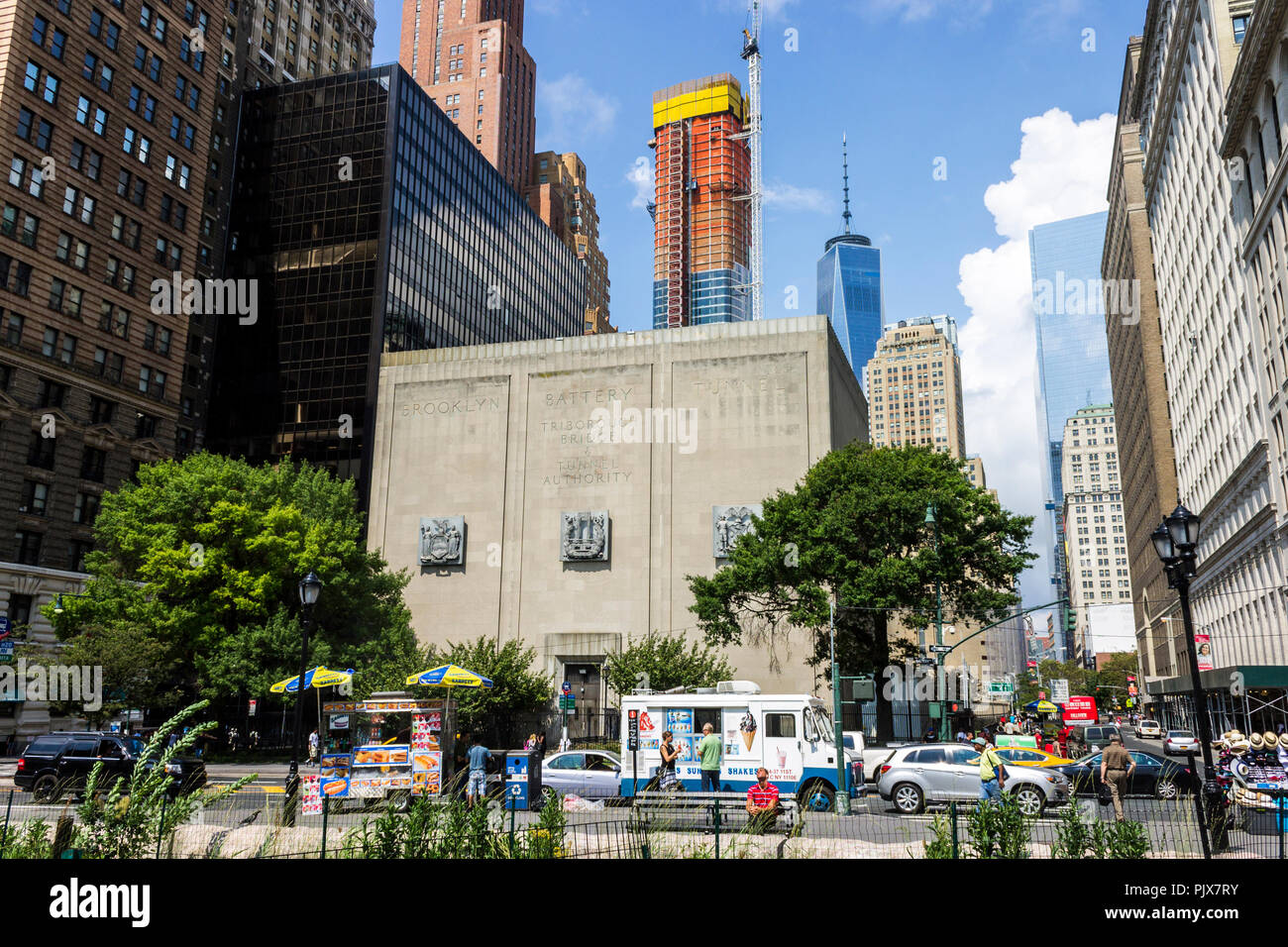 La città di New York. Il Triborough Bridge e Tunnel competente, edificio di ventilazione e ingresso del Hugh L. Carey Tunnel (in precedenza chiamato Brooklyn Foto Stock