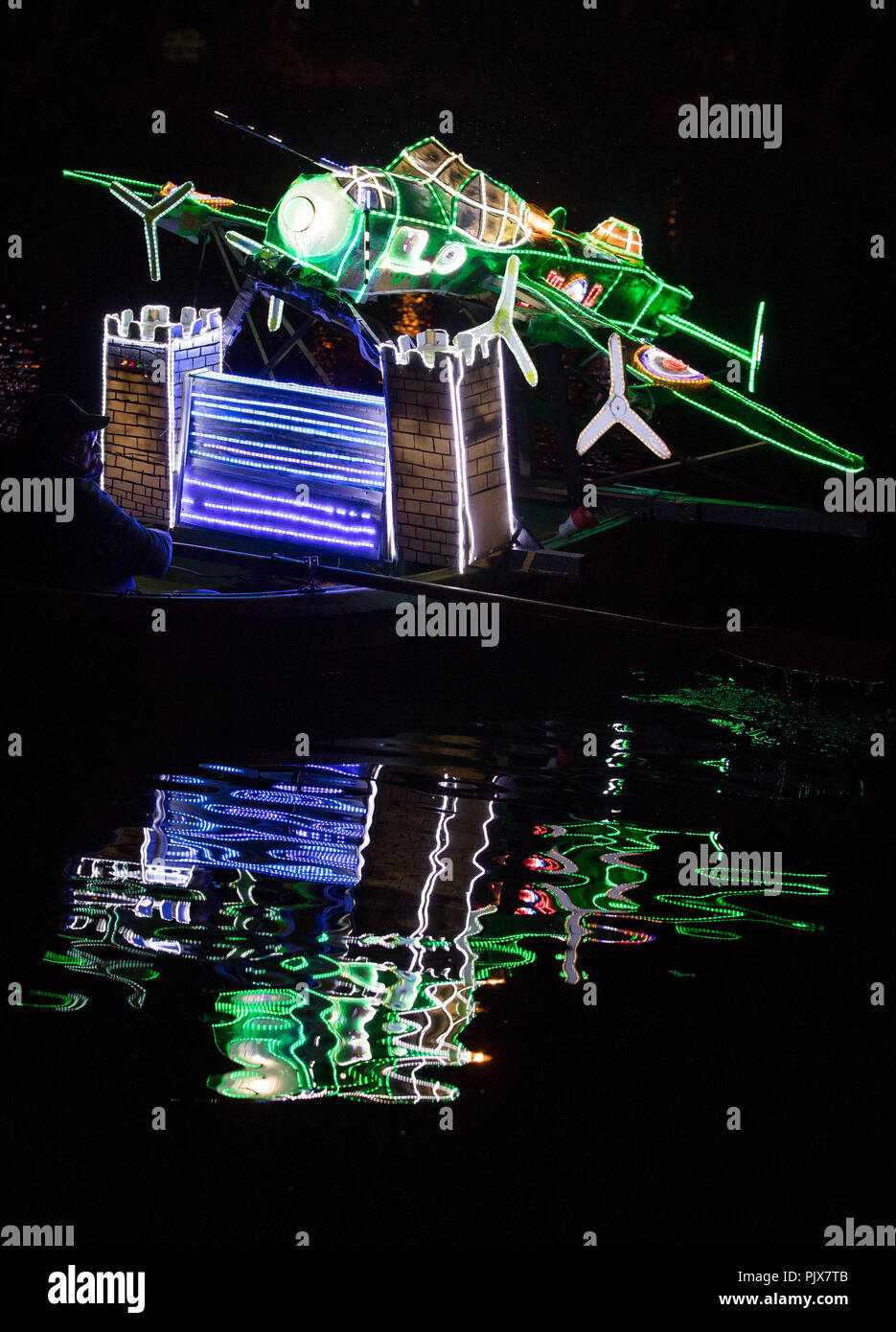 I partecipanti prendono parte a Matlock Bath luminarie, una sfilata di illuminata e imbarcazioni decorate lungo il fiume Derwent, Derbyshire. Foto Stock