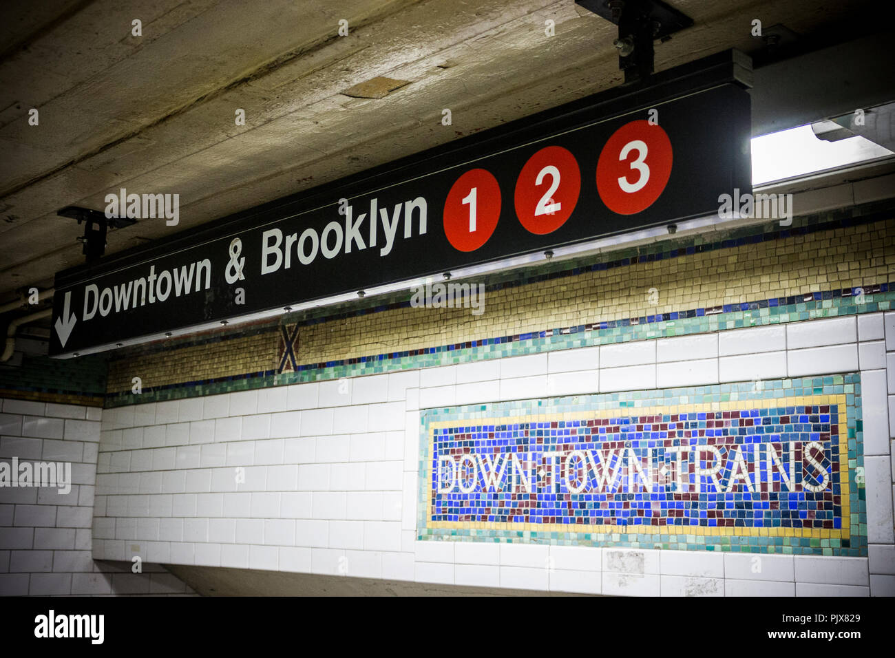 La città di New York. Ingresso a una stazione della metropolitana, con le indicazioni per le linee 1, 2 e 3, vincolati per Downtown Brooklyn Foto Stock