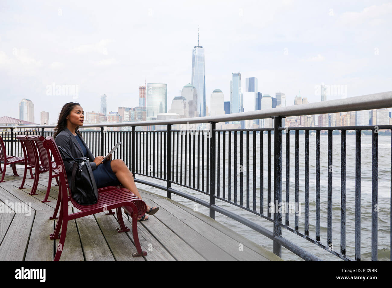 Imprenditrice utilizzando digitale compressa, New York skyline della città in background Foto Stock