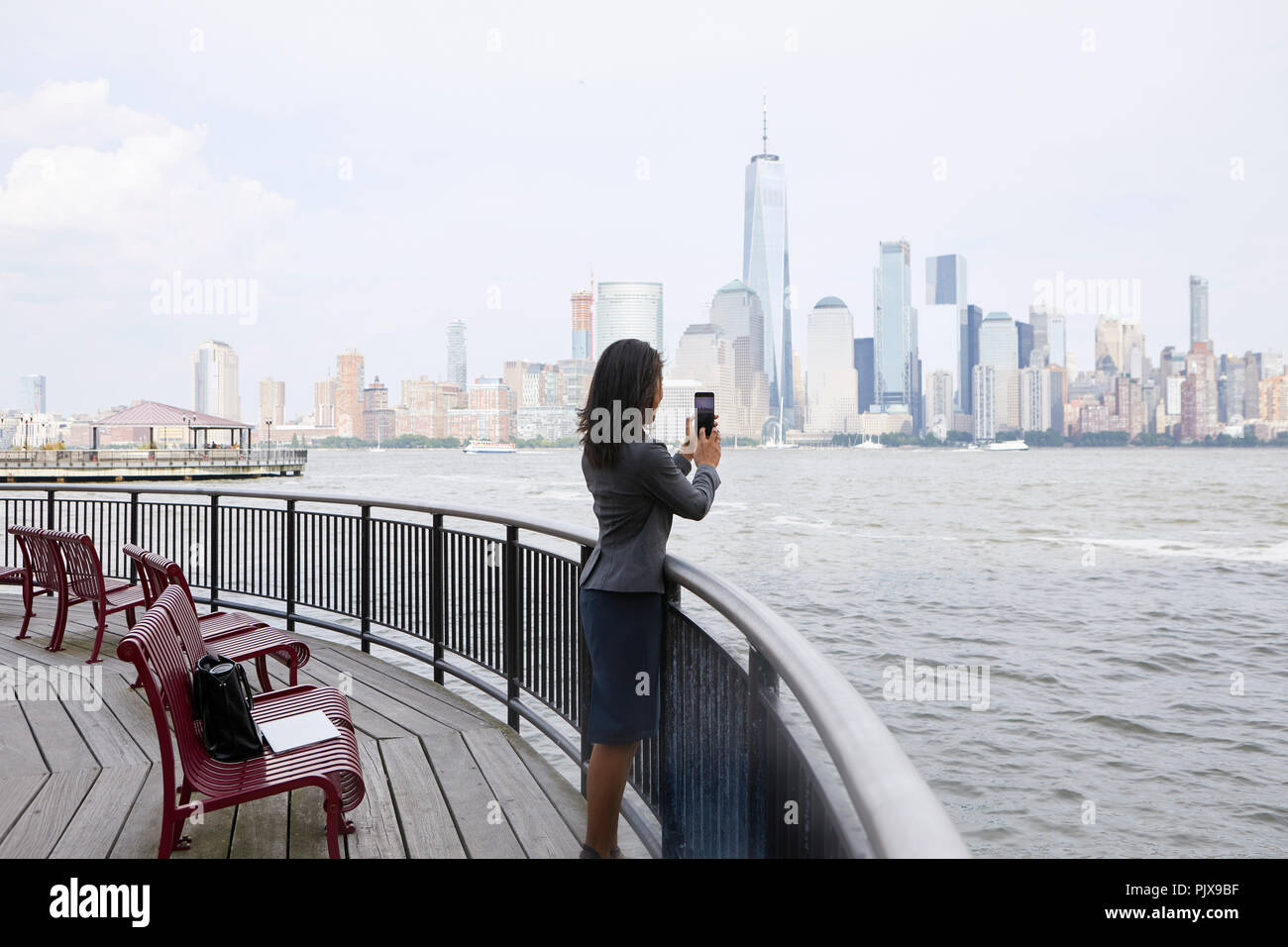 Imprenditrice tenendo fotografia di New York skyline della città Foto Stock