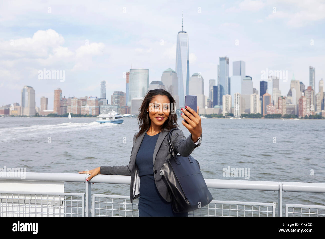 Imprenditrice tenendo selfie, New York, US Foto Stock
