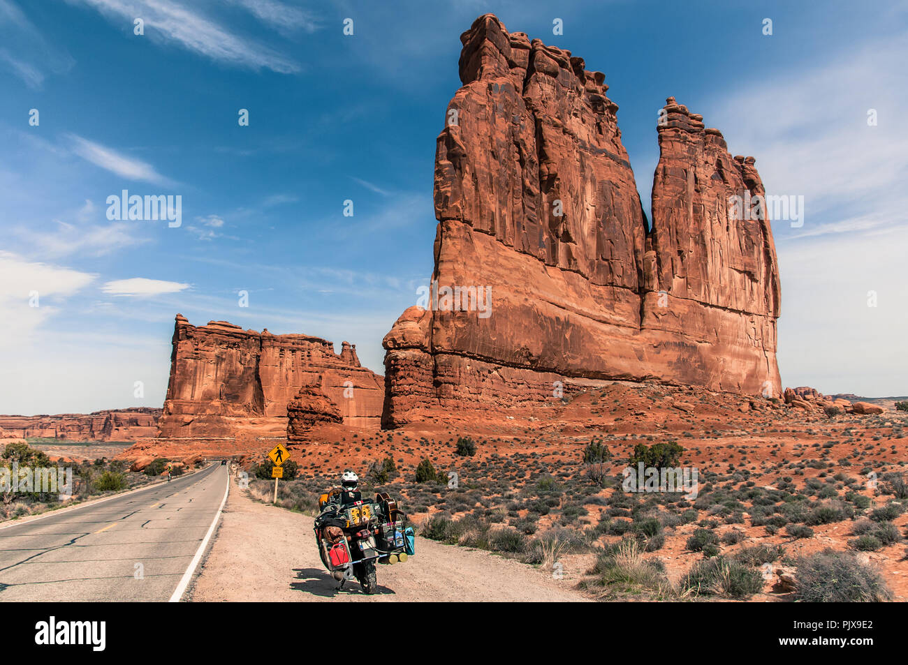 Motociclo su trad arrampicata, Arches National Park, Moab, Utah, Stati Uniti d'America Foto Stock
