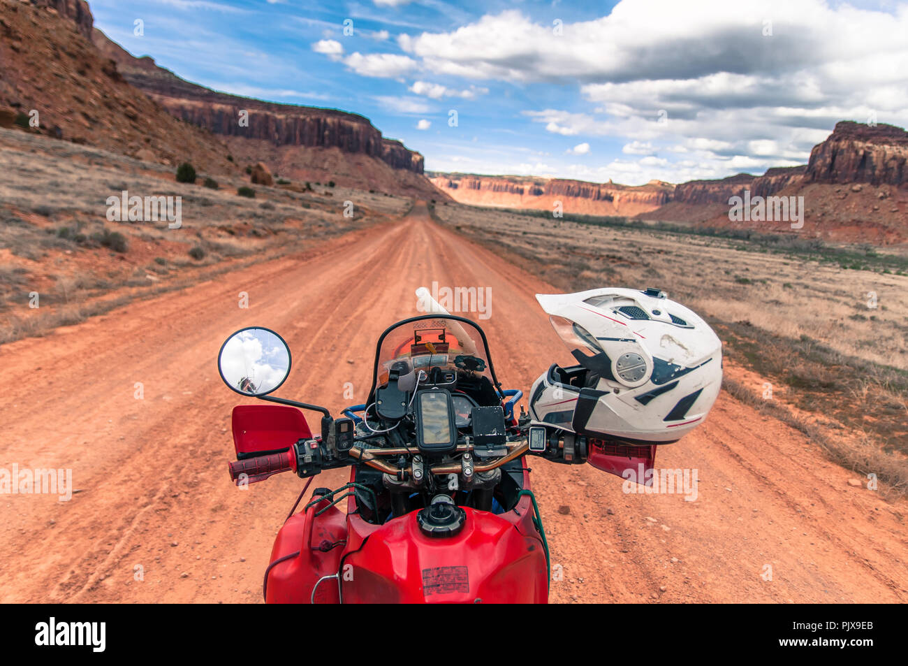 Motociclo su trad arrampicata, Indian Creek, Moab, Utah, Stati Uniti d'America Foto Stock