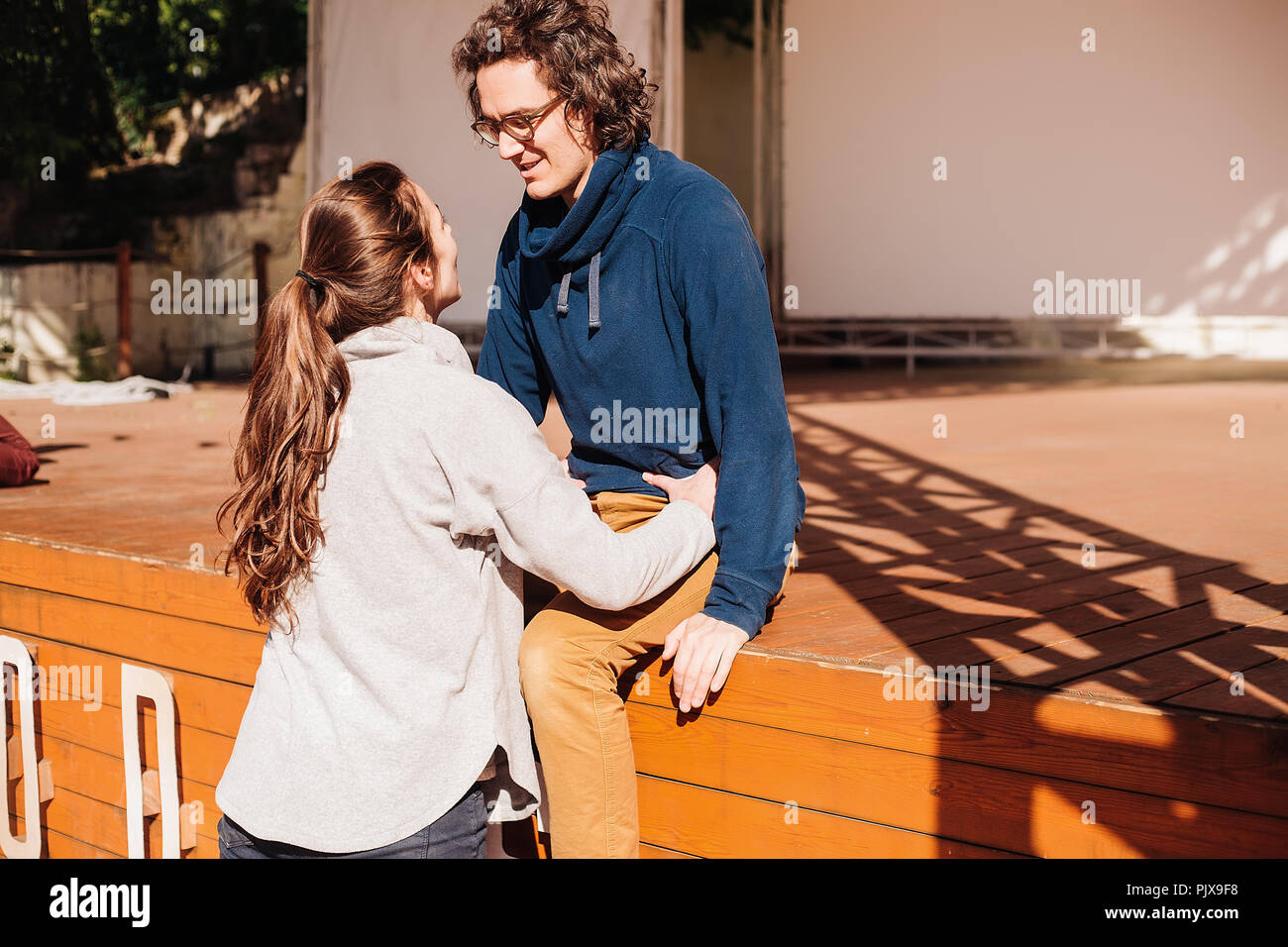 Paio di parlare sul palco Foto Stock