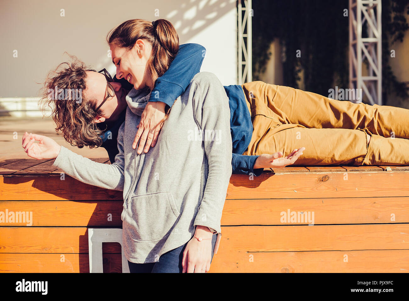 Giovane kissing sul palco Foto Stock