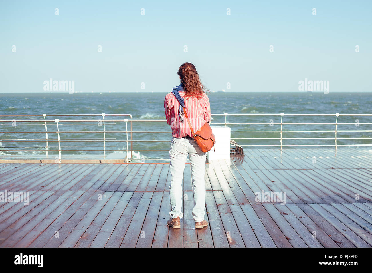 Persona che guarda al mare Foto Stock