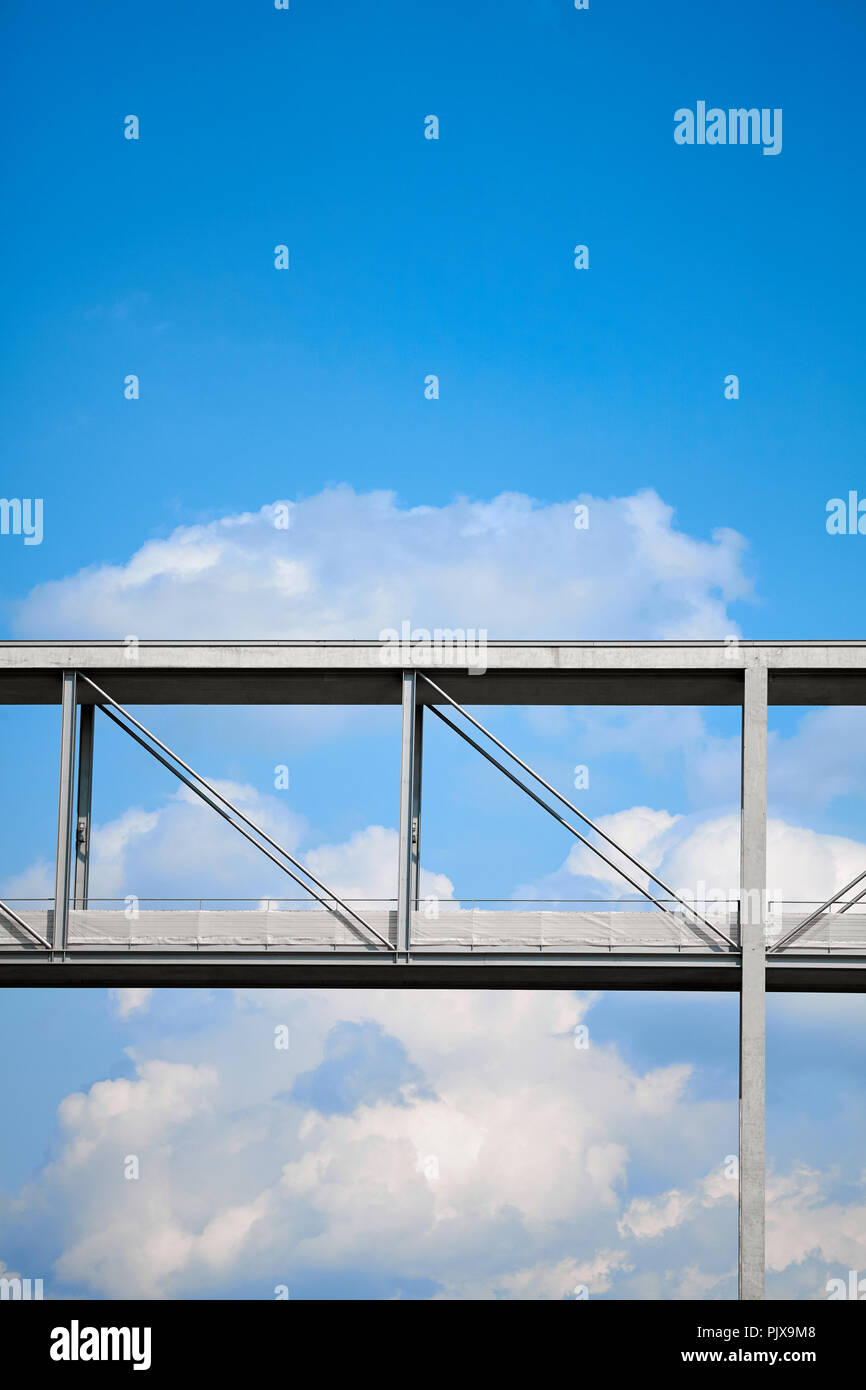 Immagine di un ponte pedonale contro il cielo. Foto Stock