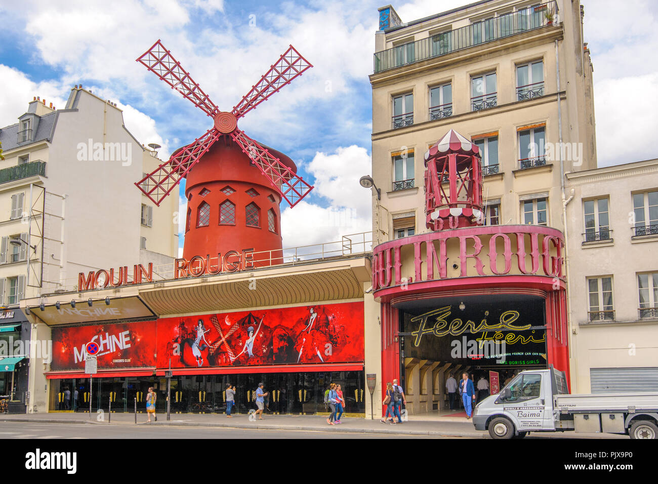 Parigi, Francia - 12 Giugno 2015: Moulin Rouge, un cabaret a Parigi, segnato dal mulino rosso sul tetto. Foto Stock