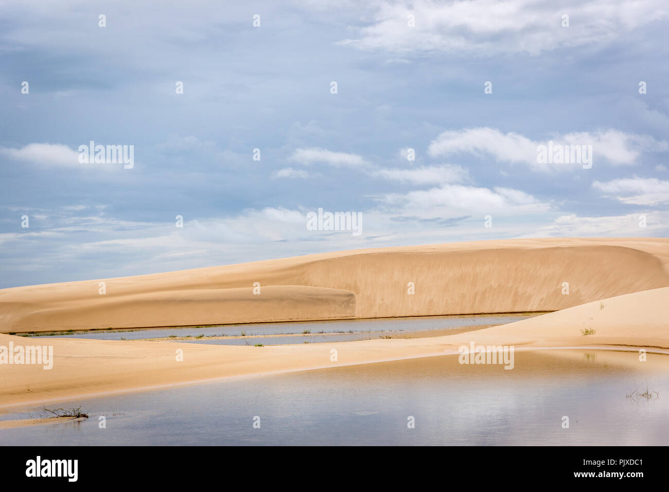 Paesaggio esotico nel nord del Brasile - piscina naturale, dune, nuvole Foto Stock
