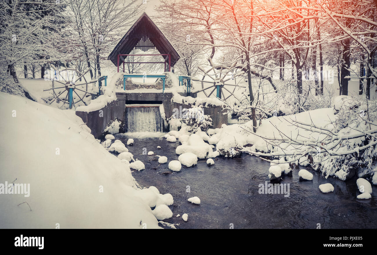 Paesaggio ricoperto di neve nel parco della città. In stile retrò. Foto Stock