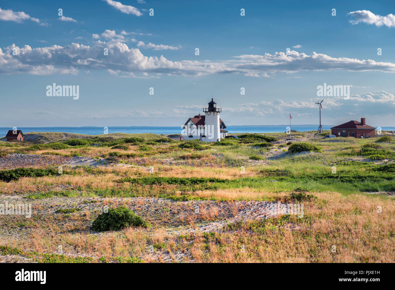 Faro sulle dune di sabbia in Cape Cod beach Foto Stock