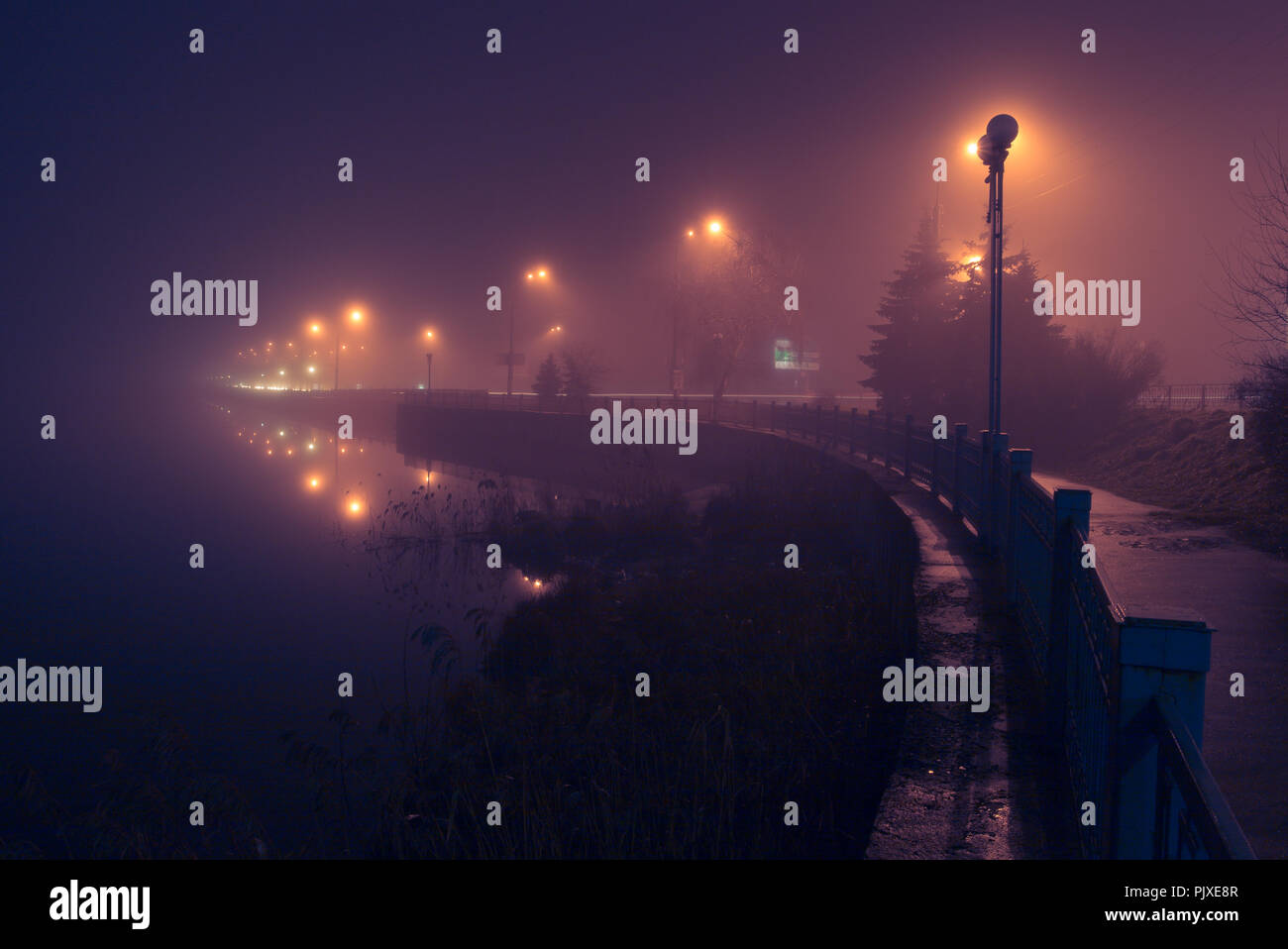 Città shore nella nebbia. Scena notturna. Ternopil, Ucraina. Foto Stock