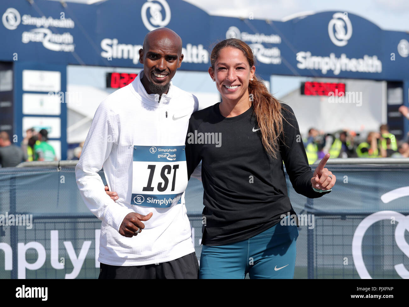 Sir Mo Farah celebra il vincitore Uomini Elite gara lungo il lato di sua moglie Tania nellâ durante il 2018 Salute semplicemente Great North Run. Foto Stock