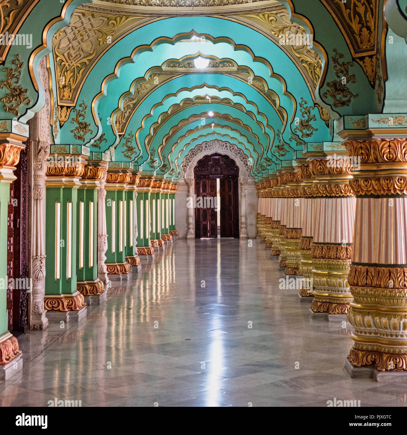 Mysuru, India - 2 Marzo 2018: Colonne in platea corridoio all'interno del Palazzo Reale, chiamato anche il Palazzo Ambavilas, a Mysuru nello stato di Karnataka Foto Stock