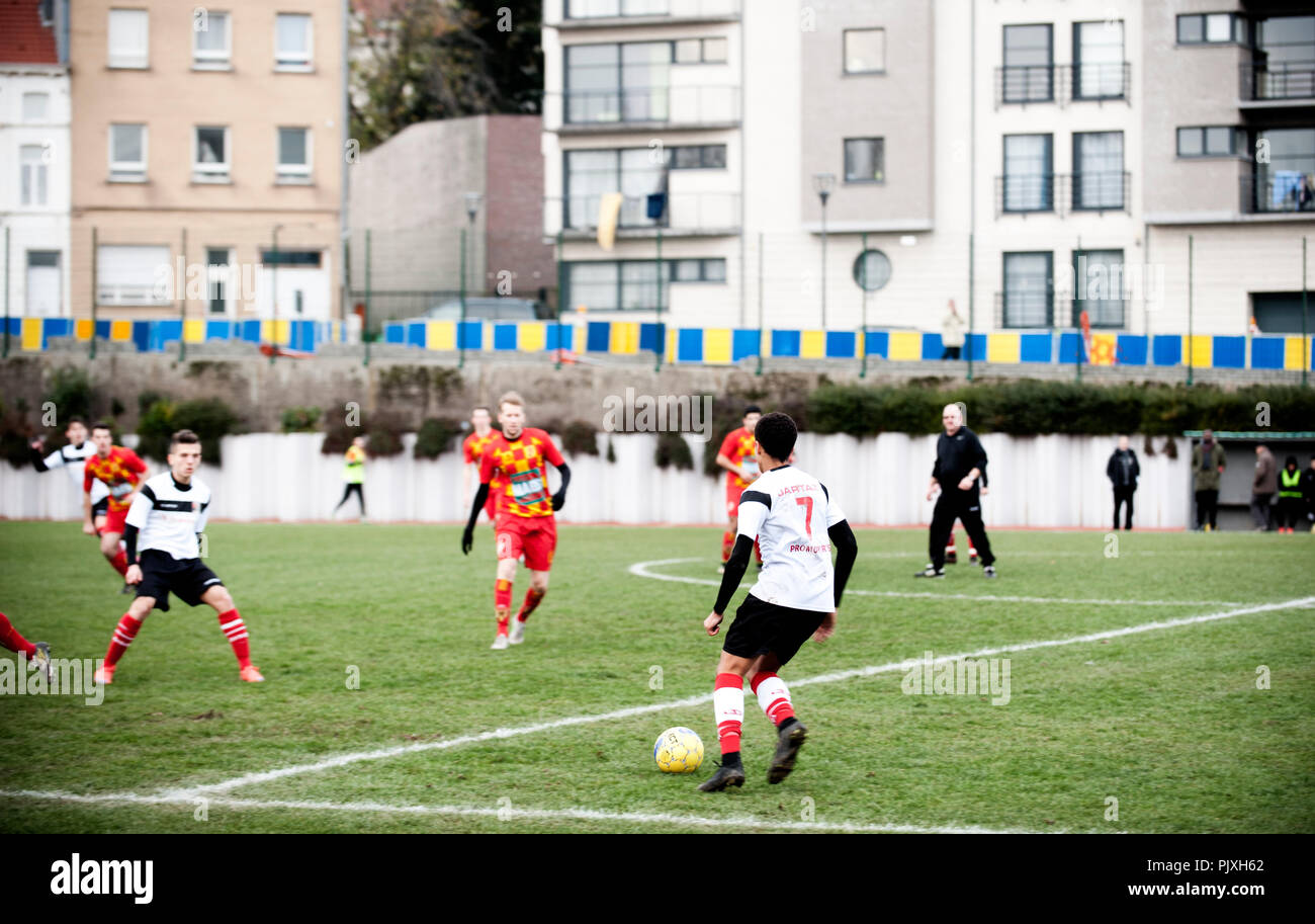 La partita di calcio tra le promesse di RWD Molenbeek e KSV Bornem in Sippelberg football Stadium di Molenbeek-Saint-Jean, Bruxelles (Belgio, Foto Stock