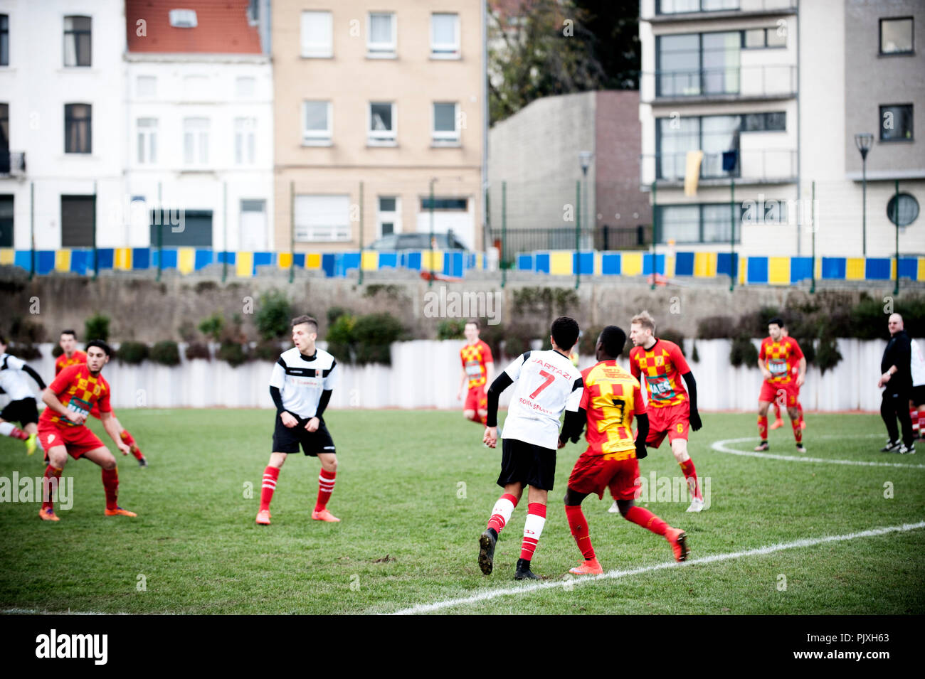 La partita di calcio tra le promesse di RWD Molenbeek e KSV Bornem in Sippelberg football Stadium di Molenbeek-Saint-Jean, Bruxelles (Belgio, Foto Stock
