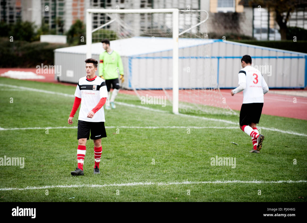 La partita di calcio tra le promesse di RWD Molenbeek e KSV Bornem in Sippelberg football Stadium di Molenbeek-Saint-Jean, Bruxelles (Belgio, Foto Stock