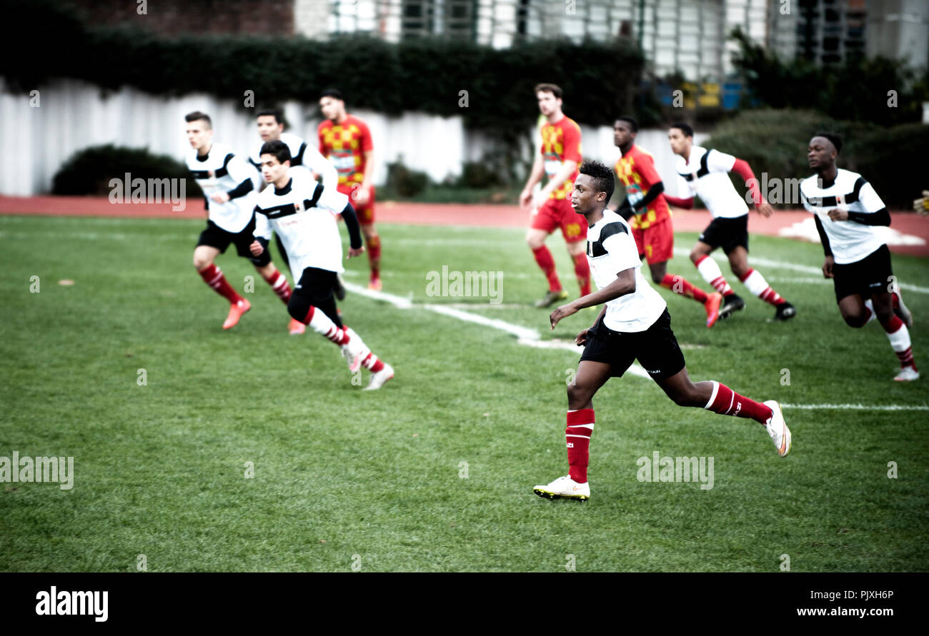 La partita di calcio tra le promesse di RWD Molenbeek e KSV Bornem in Sippelberg football Stadium di Molenbeek-Saint-Jean, Bruxelles (Belgio, Foto Stock