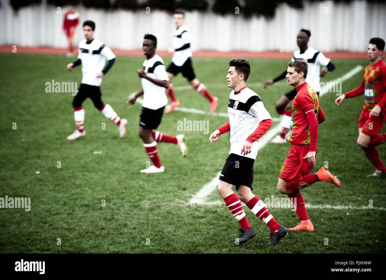 La partita di calcio tra le promesse di RWD Molenbeek e KSV Bornem in Sippelberg football Stadium di Molenbeek-Saint-Jean, Bruxelles (Belgio, Foto Stock