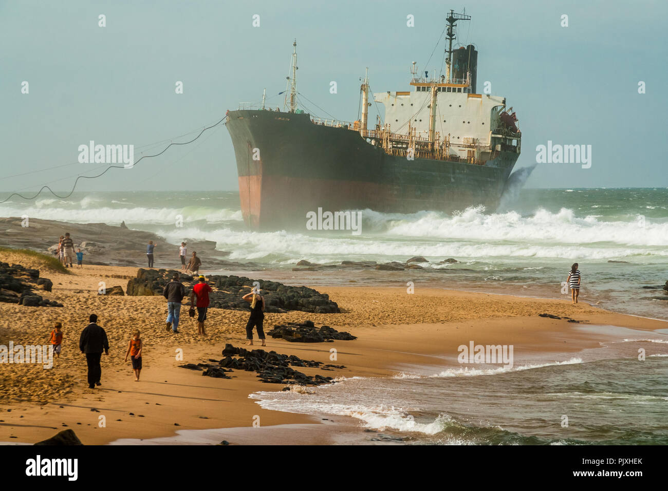 Persone che accorrevano per vedere il Phoenix, un ingombro abbandonati petroliera si è arenata a Sheffield Beach su Durban North Coast Foto Stock