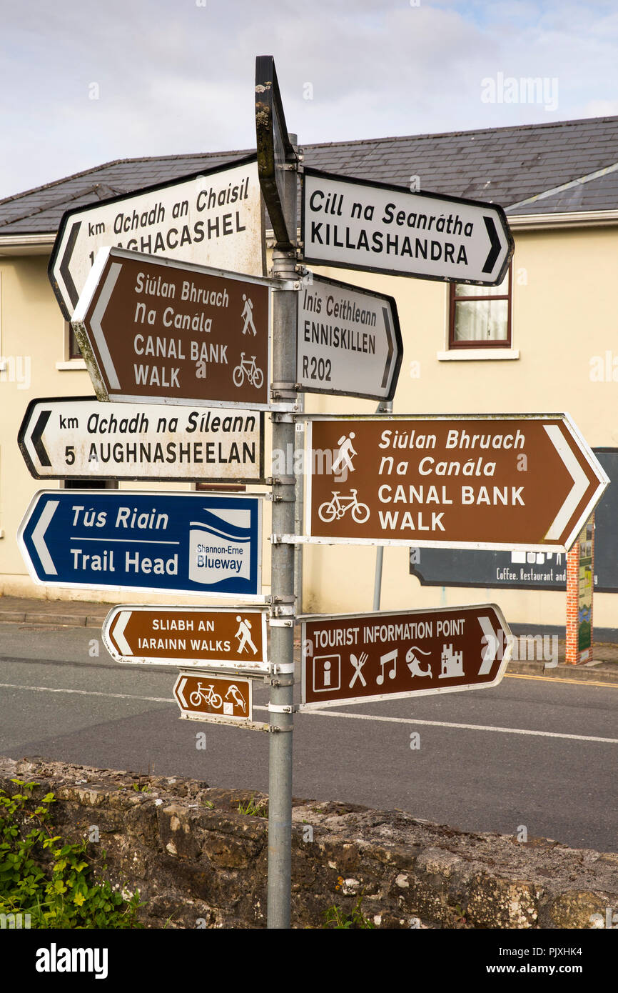 Irlanda, Co Leitrim, Ballinamore, informazioni turistiche e direzione strada segni Foto Stock